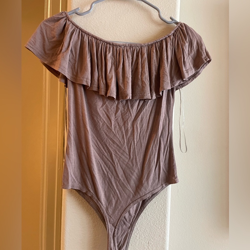 Ruffles! Beautiful bodysuit! Size large women